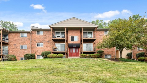 Large green lawns at Heritage Hill Estates Apartments, Cincinnati, Ohio 45227